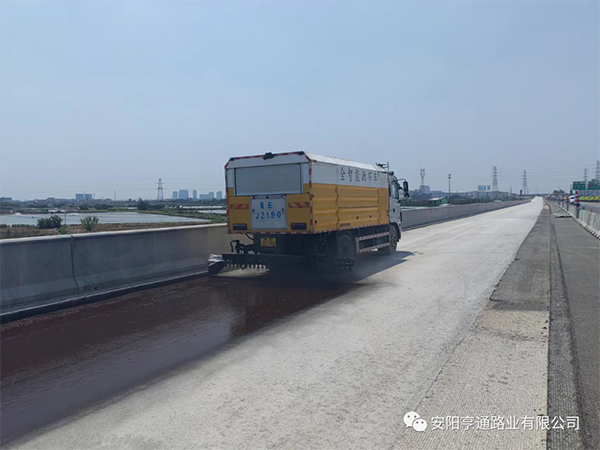 熱烈祝賀我司中江高速稀漿封層、透層試驗(yàn)段成功