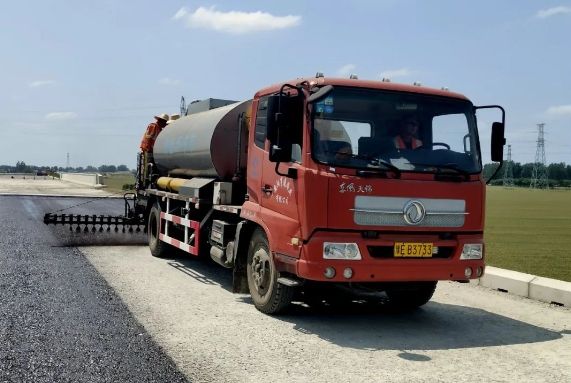 許信高速透層、封層和瀝青下面層試驗段攤鋪圓 滿成功